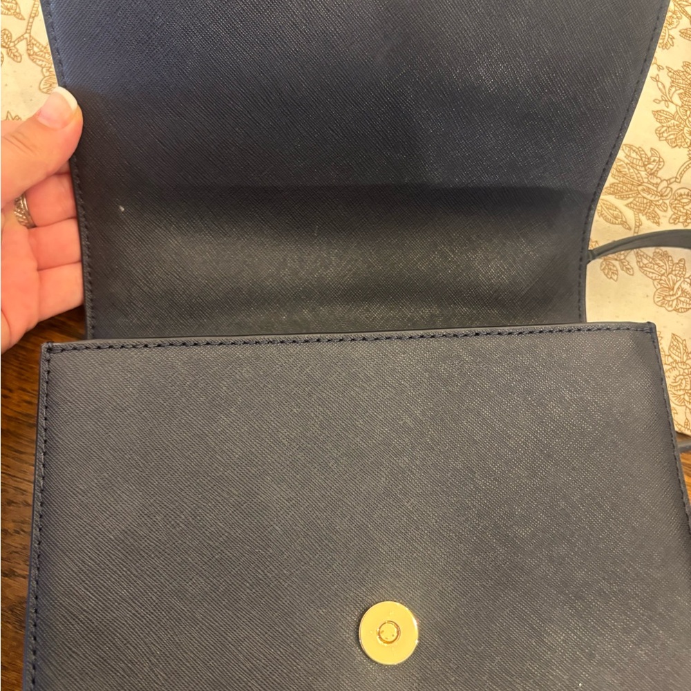 Tory Burch Navy Crossbody Bag with Gold Chain - Picture 6 of 11